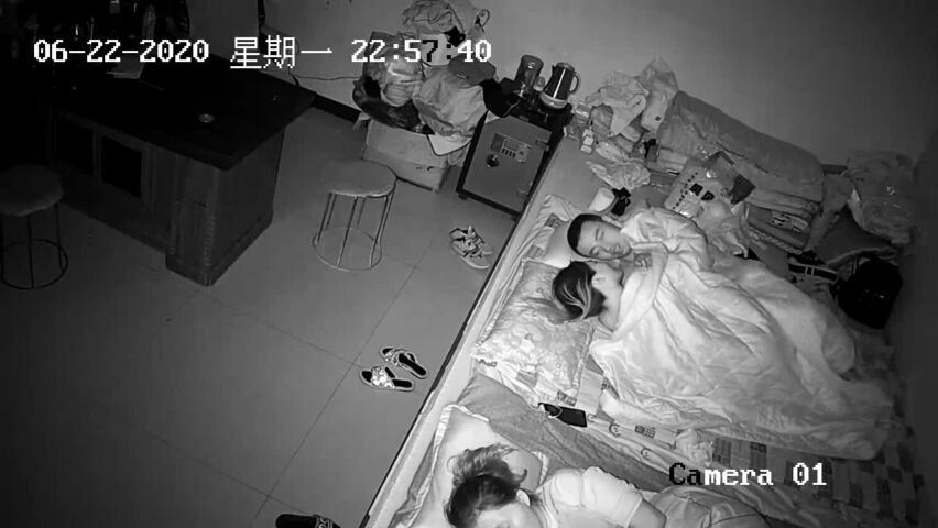 破解家庭网络摄像头偷拍年轻小夫妻和妈妈睡一大炕等妈妈熟睡后偷偷做爱