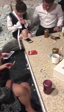 KTV玩骰子输了，男的被罚 舔旁边美女的奶头，美女都主动献奶了，男的吃个奶子都这么磨磨唧唧！不行我来！