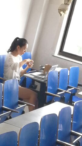 大学厕所偷拍大长腿女神的大黑鲍