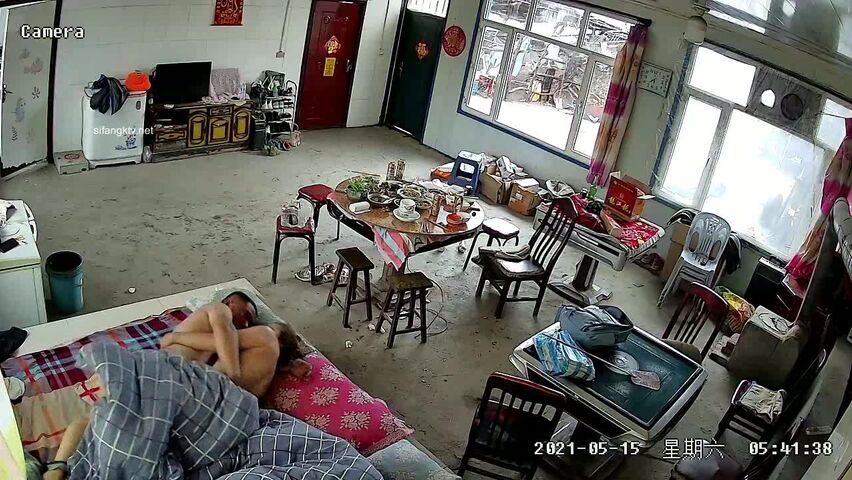 黑客破解家庭网络摄像头偷拍酒后乱性晚饭喝高了和邻居嫂子睡一块早上起来干完炮寻思如何脱身