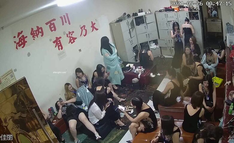 大型会所，许多小姐姐在休息室闲聊，时间一到立马换衣服，露出白皙的肌肤，好养眼！