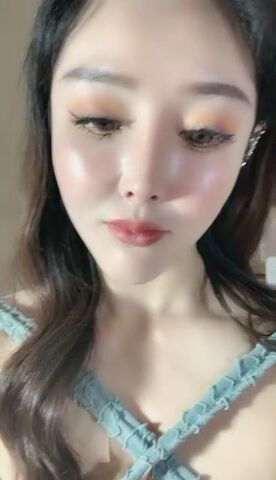 【御姐系网红脸骚女】今日刚播，极品美腿非常淫荡，掰开多毛骚逼，洞洞清晰可见，舔弄假屌抽插，揉捏大奶娇喘呻吟