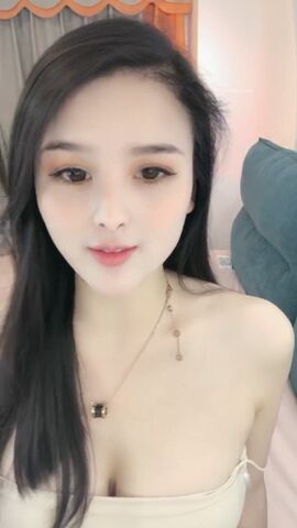 半糖【苏苏】豪迈巨乳,‘啊啊 哥哥，受不了啦，快来插我，想要你把我艹高潮啊啊‘，手指快速抽插淫穴，弄出很多泛滥的淫汁！