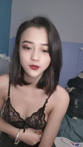 18清纯甜美萝莉妹子，情趣学生短裙，掰穴给你们看嫩穴，小男友拔屌吸吮口交，开档黑丝振动棒插入，娇喘呻吟诱人