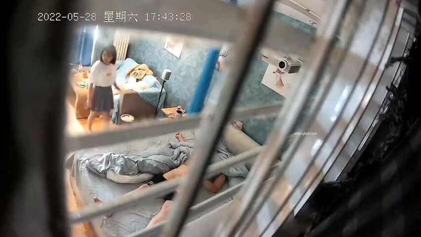 最新流出360酒店偷拍纤瘦美女被眼镜男友在沙发和床上玩弄多日大屌猛插女友