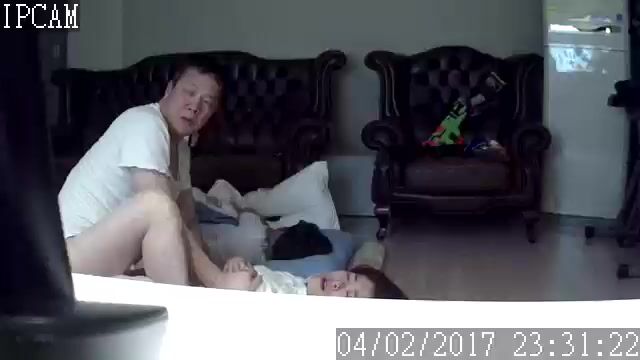 饑渴夫妻等兒子睡著了偷偷幹炮,騷婦爽得光張嘴不敢叫喚,一邊呻吟一邊觀察兒子