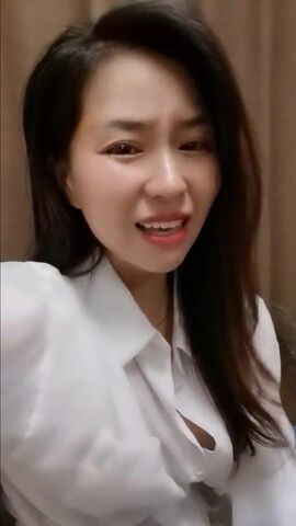 KTV同事聚会美女我该怎么提醒你衬衣扣子开了