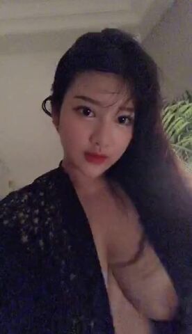 21世纪绝世巨乳尤物，回到家完全放松下来，穿着吊带黑丝两只大白兔呼之欲出，如此豪物 真想舔还想乳交！