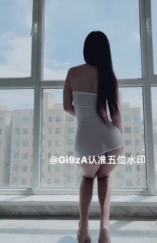 对面的小哥哥看我表演个S蹲哈小哥哥口哨吹的好响呢