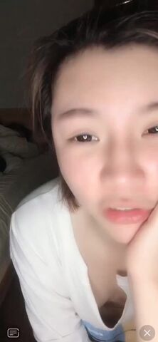 抖音直播 美女调整衣服不小心漏毛 吓到自己了