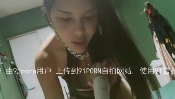 露脸巨乳骚逼给大家表演个深厚，第一视角技术不错