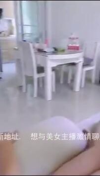 娇气被丑单男不停内射，女上位啪啪远景拍摄