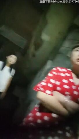 扶贫探花小哥半夜扫街找站街妹吃快餐摩的司机带路寻得豪乳站街妹出租屋啪啪