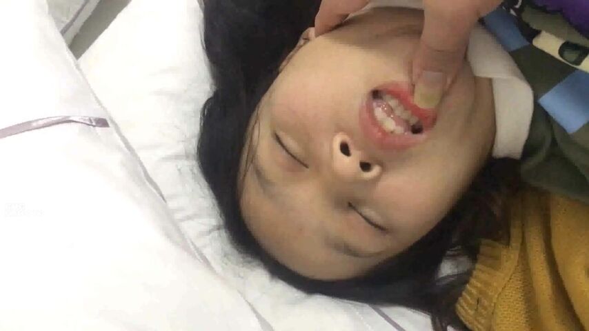 真厉害小美女醉的一动不动，肆意揉捏大乳房抠逼逼，就这都不醒，掏出鸡巴啪啪送入嘴里骚穴里抽插享受