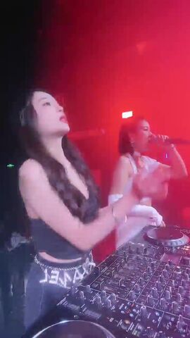 【DJ+MC DANCE】第1弹 狂欢的夜店，打碟的女DJ，各种打碟的骚货，随着音乐摇曳！ (4)